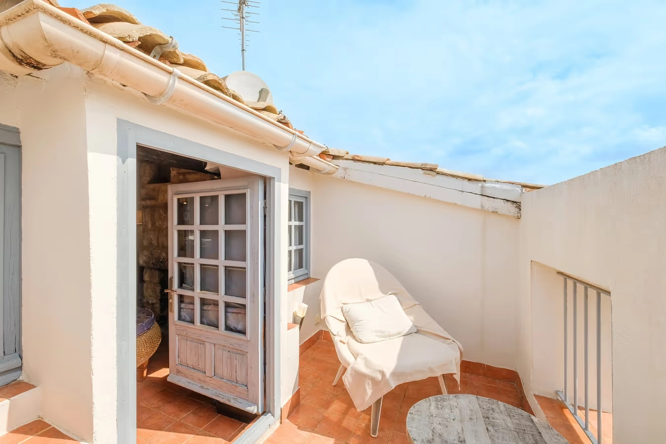 Tweepersoonsbed in de Grimaldi Suite, een boetiekhotel in Haut-de-Cagnes